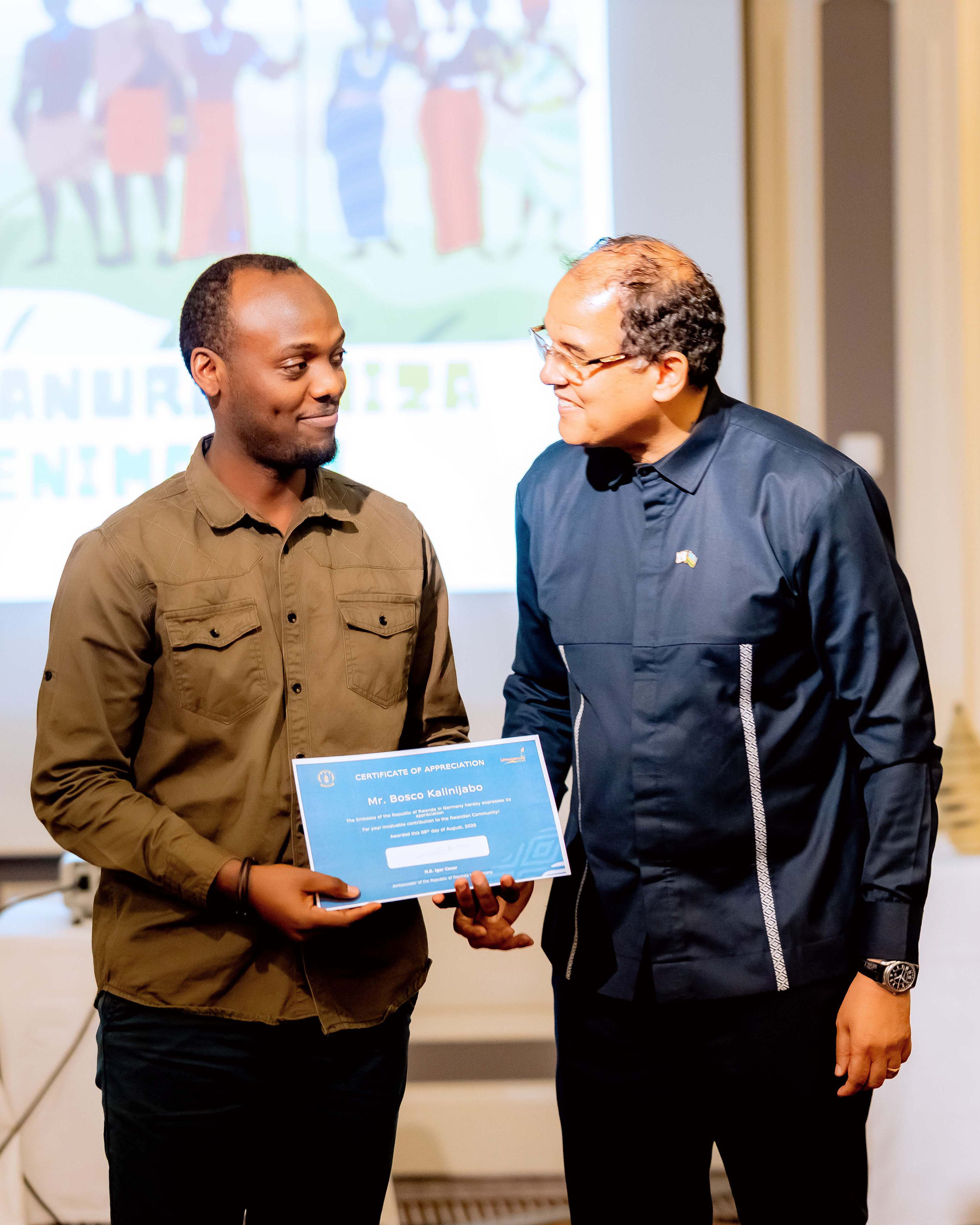 Ambassador Igor Cesar presenting an appreciation certificate